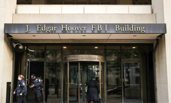 Agentes de la ley salen del edificio J. Edgar Hoover del FBI el 28 de enero de 2019 en Washington, DC. El viernes anterior el presidente Donald Trump firmó una medida temporal para reabrir el gobierno de Estados Unidos después de que se cerrara parcialmente durante 35 días. (Mark Wilson/Getty Images)