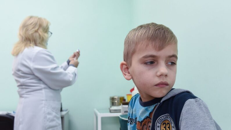 Una enfermera prepara una vacuna para un niño el 21 de febrero de 2019. (Yuri Dyachyshyn/AFP/Getty Images)