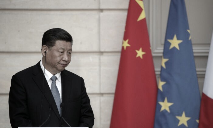 El mandatario chino Xi Jinping escucha durante una conferencia de prensa con el presidente francés tras su reunión en el Palacio del Elíseo en París el 25 de marzo de 2019. (Yoan Valat/AFP vía Getty Images)
