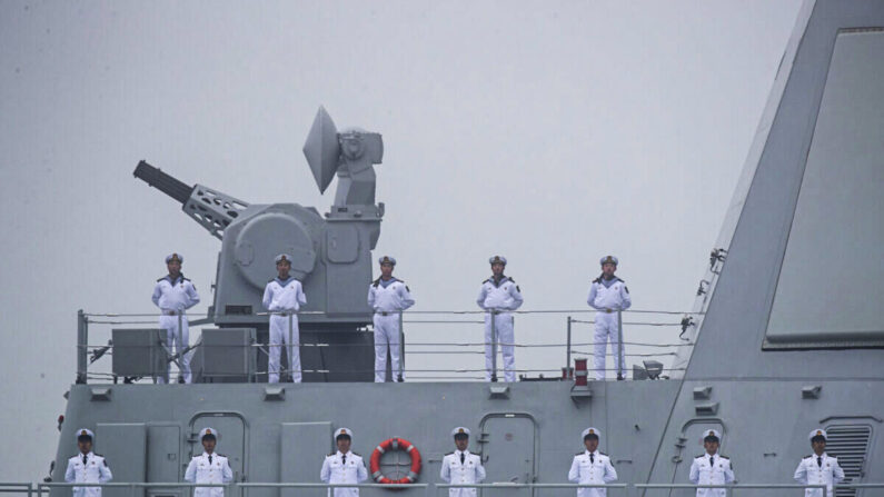 Marineros de pie en la cubierta del nuevo destructor de misiles guía tipo 055 Nanchang de la Armada del Ejército Popular de Liberación de China (PLAN) mientras participa en un desfile naval para conmemorar el 70º aniversario de la fundación del PLAN de China en el mar cerca de Qingdao, en la provincia oriental china de Shandong el 23 de abril de 2019. (Mark Schiefelbein/AFP vía Getty Images)