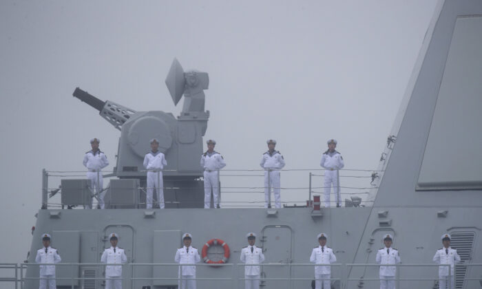 Marineros conmemoran el 70 aniversario de la Armada del Ejército Popular de Liberación (EPL) de China en la cubierta del nuevo destructor de misiles guía tipo 055 Nanchang, de la Armada del EPL, en Qingdao, provincia de Shandong, en el este de China, el 23 de abril de 2019. (Mark Schiefelbein/AFP a través de Getty Images)