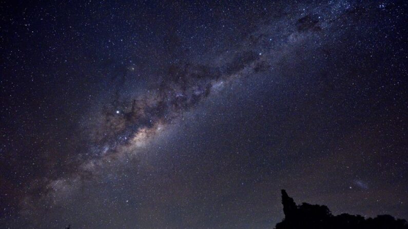 Una investigación española liderada por el Instituto de Astrofísica de Andalucía (IAA-CSIC) ha detectado una posible galaxia satélite de M33, la tercera mayor del Grupo Local después de Andrómeda y la Vía Láctea, en un proyecto que debate sobre sus modelos de formación. (Mariana Suarez/AFP vía Getty Images)