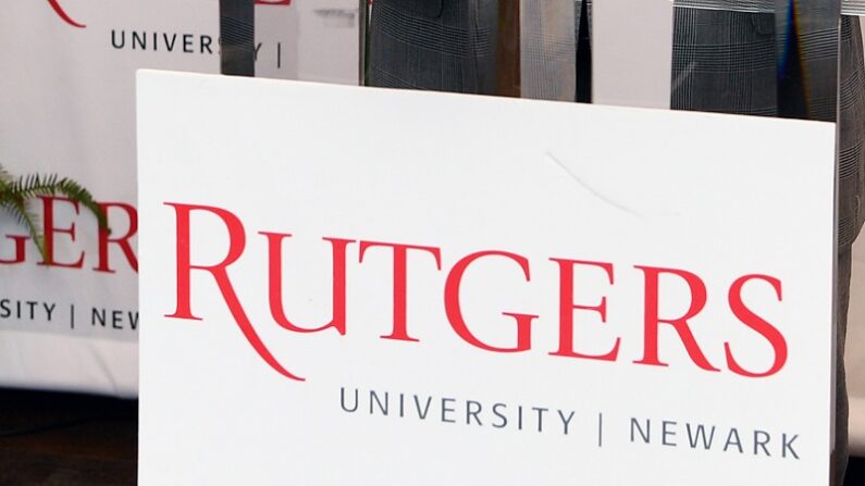 Logo de la universidad Rutgers en Rutgers-Newark el 27 de junio de 2019 en Newark, Nueva Jersey. (Dave Kotinsky/Getty Images para William Hill)