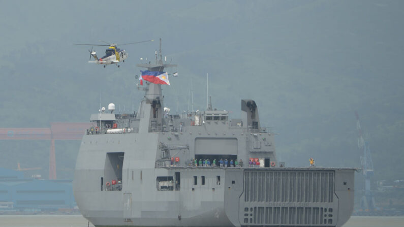 Un helicóptero se prepara para aterrizar en el buque de transporte estratégico de la marina filipina BRP Davao del Sur durante un ejercicio de desembarco anfibio en la playa del faro frente al mar de China meridional en Subic Freeport en la ciudad de Subic, al norte de Manila, el 21 de septiembre de 2019. (Ted Aljibe/AFP vía Getty Images)