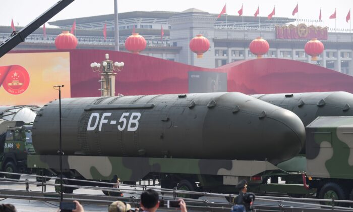 Vehículos militares que transportan misiles balísticos intercontinentales DF-5B participan en un desfile militar en la Plaza de Tiananmen, en Beijing, el 1 de octubre de 2019. (Greg Baker/AFP a través de Getty Images)