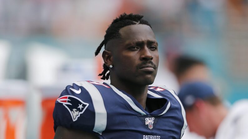 Antonio Brown #17 de los New England Patriots mira hacia los Miami Dolphins durante el cuarto cuarto en el Hard Rock Stadium en Miami, Florida, el 15 de septiembre de 2019. (Michael Reaves/Getty Images)