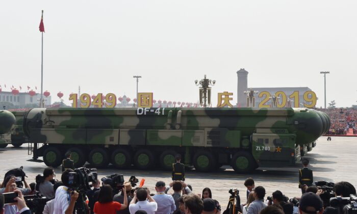 Unos vehículos militares transportan varios misiles balísticos intercontinentales con capacidad nuclear de China en un desfile militar en la plaza de Tiananmen en Beijing el 1 de octubre de 2019. (Greg Baker/AFP vía Getty Images)