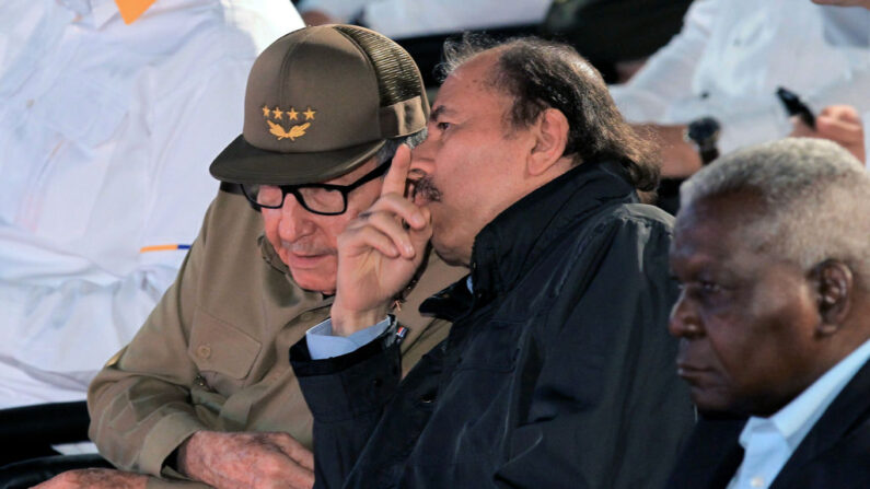 El presidente de Nicaragua Daniel Ortega (c) habla con el primer secretario del Partido Comunista de Cuba y exlíder Raúl Castro (i) durante la ceremonia de apertura de la XVII Cumbre del ALBA-TCP en La Habana (Cuba), el 14 de diciembre de 2019. (Jorge Luis Banos/ POOL/AFP vía Getty Images)