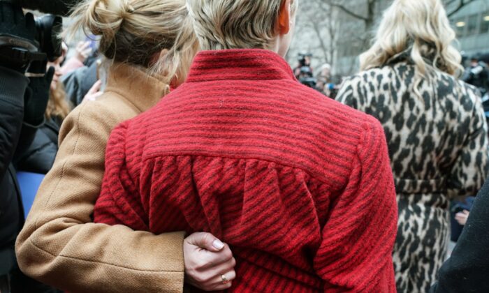 La actriz Rose McCowen (en rojo) se reúne con sobrevivientes de abuso sexual afuera del tribunal después de la llegada de Harvey Weinstein a la Corte Suprema del Estado, en Manhattan, Nueva York, el 6 de enero de 2020. (Timothy A. Clary/AFP a través de Getty Images)