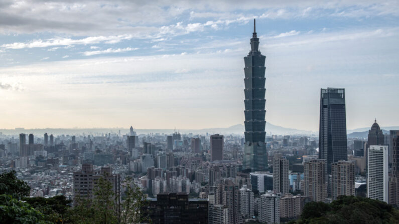 La torre Taipei 101, que en su día fue el edificio más alto del mundo, y el horizonte de Taipei, vistos desde la cima de la Montaña del Elefante el 7 de enero de 2020 en Taipei, Taiwán. (Carl Court/Getty Images)