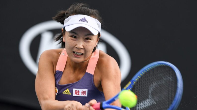 La china Peng Shuai golpea una devolución durante un partido del Abierto de Tenis de Australia en Melbourne el 21 de enero de 2020. (Greg Wood/AFP vía Getty Images)
