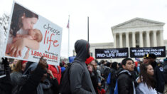 Corte Suprema escuchará caso sobre aborto en Misisipi que podría anular el caso Roe vs Wade