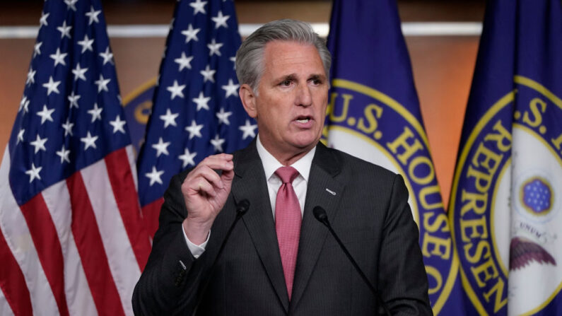 El líder de la minoría de la Cámara de Representantes, Kevin McCarthy (R-CA), responde a las preguntas durante una conferencia de prensa en el Capitolio de Estados Unidos el 09 de enero de 2020 en Washington, DC. (Win McNamee/Getty Images)