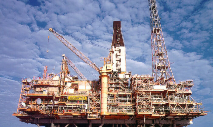 La plataforma de producción de gas en alta mar Goodyn A del gigante australiano Woodside como parte del proyecto de gas North West Shelf, que produce un tercio del petróleo y la mitad del gas natural de Australia, frente a la costa noroeste de Australia el 1 de enero de 2001. (-/AFP vía Getty Images)