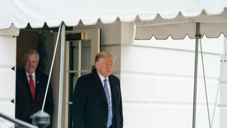 El presidente de Estados Unidos Donald Trump y Mark Meadows, jefe de Gabinete en funciones de la Casa Blanca, caminan hacia el Marine One al salir de la Casa Blanca el 28 de marzo de 2020. (Sarah Silbiger/Getty Images)