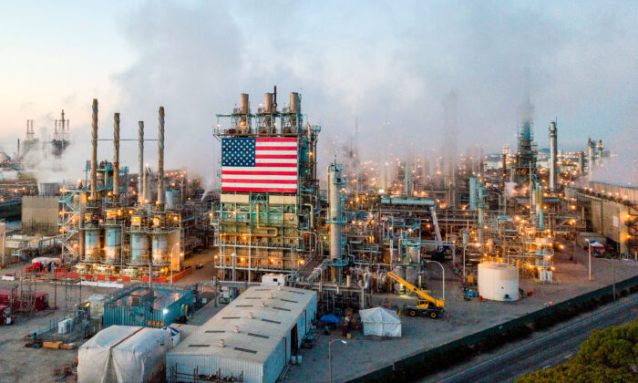 La refinería en Los Ángeles de Marathon Petroleum Corp, en Carson, California, el 25 de abril de 2020. (ROBYN BECK/AFP a través de Getty Images)