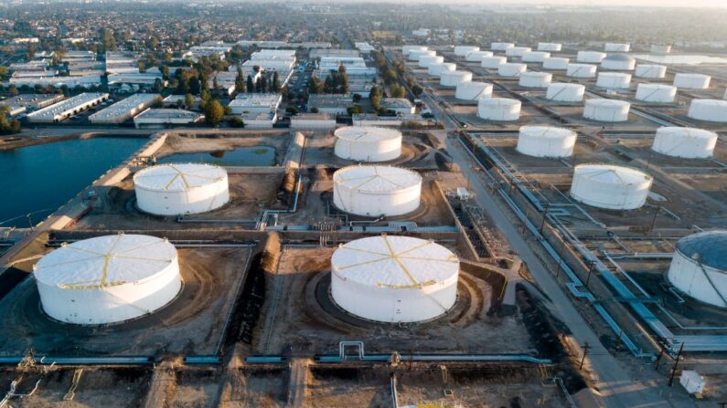 Tanques de almacenamiento de petróleo vistos desde arriba en Carson (California) el 25 de abril de 2020. (ROBYN BECK/AFP vía Getty Images)