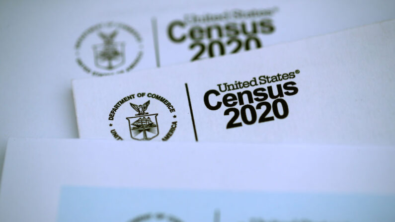 El logotipo del Censo de los Estados Unidos aparece en los materiales del censo recibidos por correo con una invitación a rellenar la información del censo en línea el 19 de marzo de 2020 en San Anselmo, California. (Justin Sullivan/Getty Images)