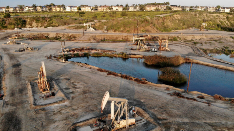Una vista aérea muestra las bombas de petróleo en los campos petroleros de Huntington Beach en medio de la pandemia de coronavirus el 20 de abril de 2020 en Huntington Beach, California. 
(Mario Tama/Getty Images)