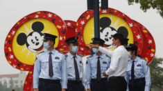 Pruebas por COVID-19 mantienen a visitantes de Halloween varados en Disneyland Shanghai
