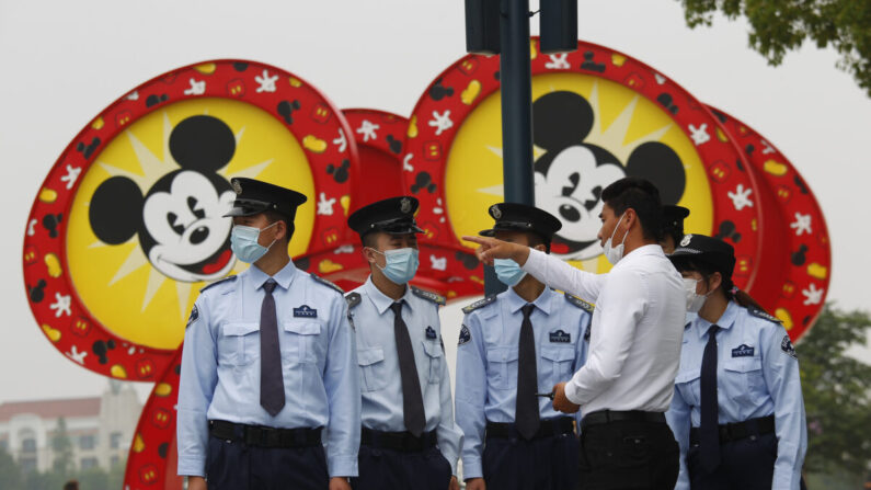 Guardias de seguridad en Shanghai Disneyland tras su reapertura en Shanghai, China, el 11 de mayo de 2020. (Hu Chengwei/Getty Images)