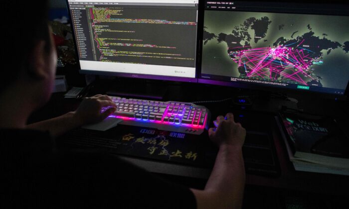 Un miembro del grupo de hackeo, Red Hacker Alliance, utiliza un sitio web que monitorea los ataques cibernéticos globales, en Dongguan, provincia de Guangdong, en el sur de China, el 4 de agosto de 2020. (Nicolas Asfouri/AFP a través de Getty Images)