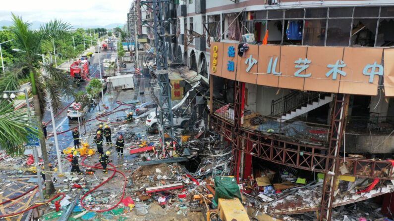 Los bomberos trabajan en el lugar de la explosión de una tubería de gas en una tienda en Zhuhai, provincia de Guangdong, el 11 de septiembre de 2020. Al menos tres personas resultaron heridas. (AFP vía Getty Images)