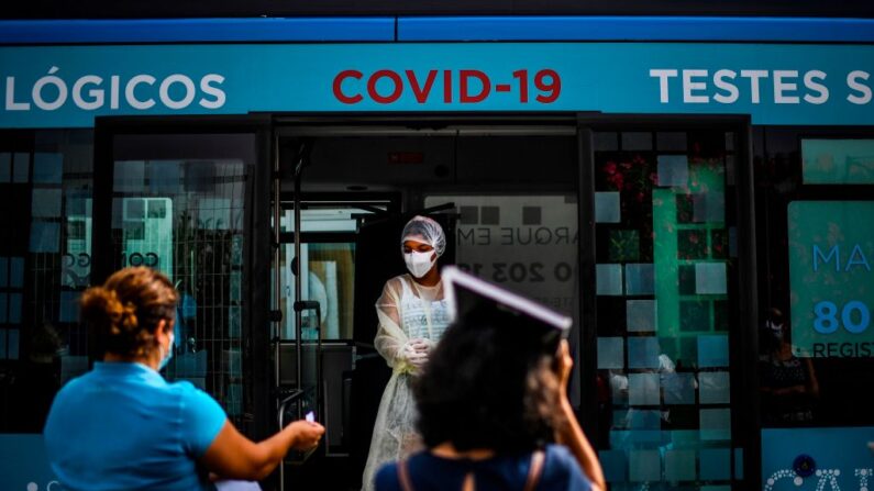 Una enfermera nombra a las personas que se someten a la prueba del covid-19 dentro de un autobús convertido en laboratorio de pruebas en el instituto de Sao Domingos de Rana, en Cascais (Portugal), el 14 de septiembre de 2020. (Patricia De Melo Moreira/AFP vía Getty Images)