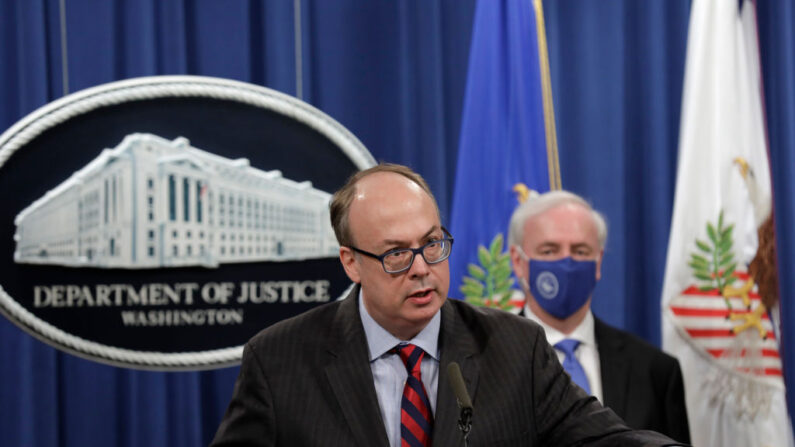 El ayudante adjunto interino del fiscal general, Jeffrey Clark, habla junto al fiscal general adjunto, Jeffrey Rosen, en una conferencia de prensa en el Departamento de Justicia el 21 de octubre de 2020 en Washington, DC. (Yuri Gripas-Pool/Getty Images)