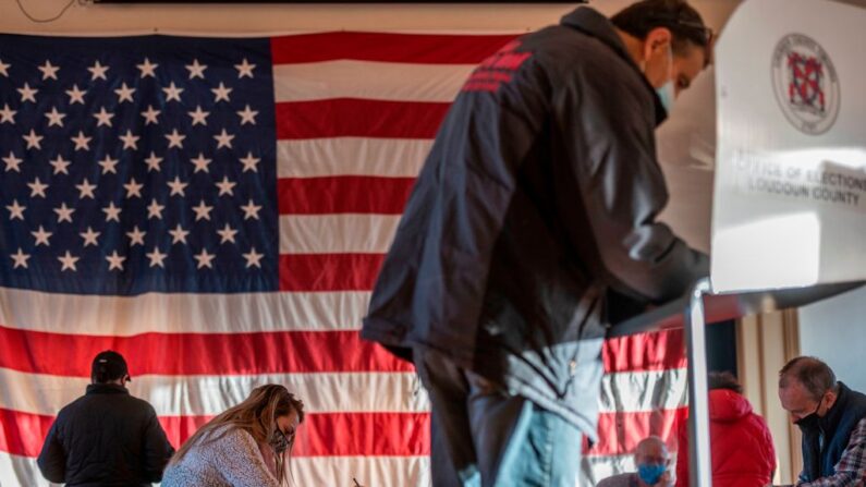 Imagen de archivo. Los votantes emiten sus votos en Stone Schoolen Hillsboro, Virginia, el 3 de noviembre de 2020. Los centros de votación se abrieron en Nueva York, Nueva Jersey y Virginia marcando el inicio de las elecciones en EE. UU. (Andrew Caballero-Reynolds/ AFP a través de Getty Images) 