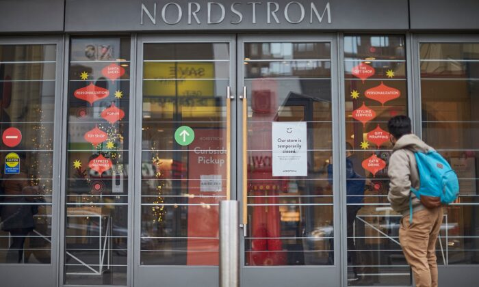 Un hombre se encuentra frente a la tienda Nordstrom, cerrada al público en el centro de Toronto, Canadá, el 23 de noviembre de 2020. (Geoff Robins/AFP a través de Getty Images)
