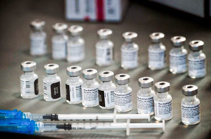 Jeringas con viales de la vacuna COVID-19 de Pfizer-BioNTech se preparan para ser administradas a los trabajadores sanitarios de primera línea bajo una autorización de uso de emergencia en un centro de vacunación de Renown Health en Reno, Nevada, el 17 de diciembre de 2020. (PATRICK T. FALLON/AFP vía Getty Images)