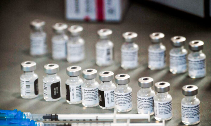Las jeringas y viales de la vacuna anti-COVID de Pfizer-BioNTech están preparadas para administrarse en un sitio de vacunación de Renown Health, en Reno, Nevada, el 17 de diciembre de 2020. (Patrick T. Fallon/AFP a través de Getty Images)