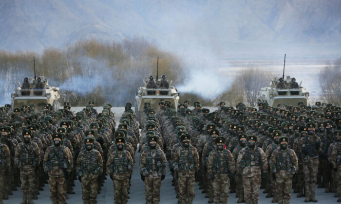 Soldados del Ejército Popular de Liberación de China (EPL) reunidos durante el entrenamiento militar en las montañas de Pamir en Kashgar, en la región de Xinjiang, noroeste de China, el 4 de enero de 2021. (STR/AFP a través de Getty Images)