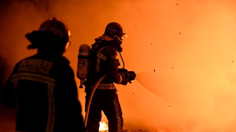 En una imagen de archivo, se ven los bomberos en Barcelona (España) el 16 de febrero de 2021. (Josep Lago/AFP vía Getty Images)