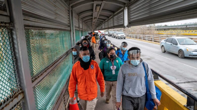 Los migrantes se acercan a la frontera de EE. UU. en el Puente Internacional Gateway en Brownsville, Texas, el 2 de marzo de 2021. (Sergio Flores/AFP a través de Getty Images)