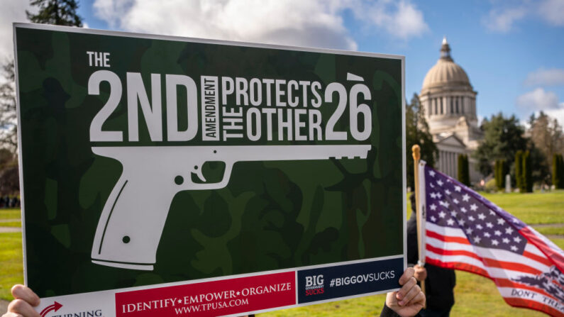 Manifestantes se reúnen para una manifestación por la Segunda Enmienda en el Capitolio del Estado de Washington el 20 de marzo de 2021 en Olympia, Washington. (David Ryder/Getty Images)