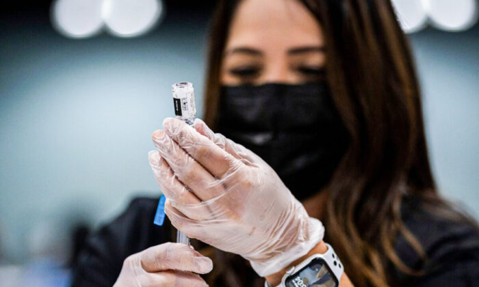 Una farmacéutica prepara una inyección de refuerzo de la vacuna COVID-19 en San Rafael, California, el 1 de octubre de 2021. (Justin Sullivan/Getty Images)