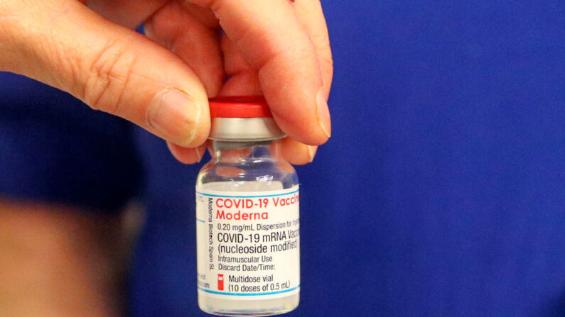 Un vial de la vacuna contra el COVID-19 de Moderna se prepara en el centro de vacunación del Estadio Madejski el 13 de abril de 2021 en Reading, Inglaterra. (Steve Parsons - WPA Pool/Getty Images)