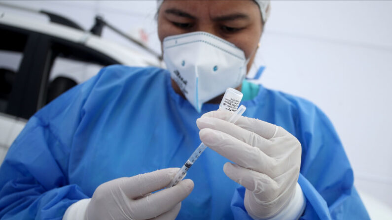 Personal médico prepara una dosis de la vacuna Pfizer-BioNTech COVID-19 en el Estadio Manuel Bonilla el 26 de abril de 2021 en Lima, Perú. (Raul Sifuentes/Getty Images)