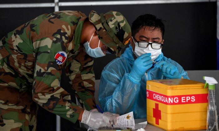 Un trabajador médico militar prepara una dosis de la vacuna contra COVID-19 Sinovac de China en el Centro Australiano de Educación en Phnom Penh, Camboya, el 1 de mayo de 2021. (Tang Chhin Sothy/AFP a través de Getty Images)