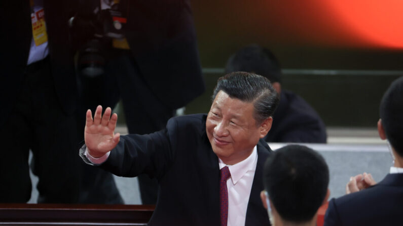 El líder chino Xi Jinping saluda mientras asiste a la representación artística que celebra el centenario de la fundación del Partido Comunista de China en Beijing el 28 de junio de 2021. (Lintao Zhang/Getty Images)