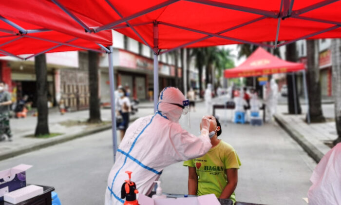 Un residente se somete a una prueba de ácido nucleico para detectar el coronavirus Covid-19 en la ciudad de Ruili, fronteriza con Myanmar, en la provincia suroccidental china de Yunnan, el 5 de julio de 2021. - China OUT (Foto de STR / AFP) / China OUT (Foto de STR/AFP vía Getty Images)