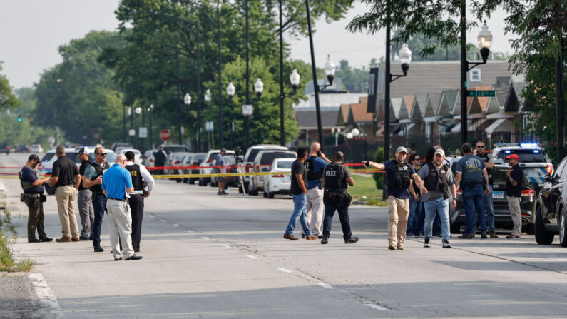 Agentes de policía investigan una escena del crimen cerca de la frontera entre los barrios de Morgan Park y West Pullman, el 7 de julio de 2021 en Chicago, Illinois. Dos agentes de la ATF y un oficial de la Policía de Chicago resultaron heridos de bala mientras trabajaban de forma encubierta. (Foto de Kamil Krzaczynski/Getty Images)