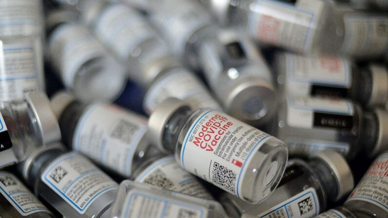 Los viales de la vacuna Moderna contra el coronavirus Covid-19. (MUNIR UZ ZAMAN/AFP vía Getty Images)