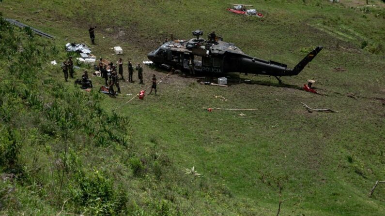 En una imagen de archivo, un helicóptero de la policía colombiana es fotografiado durante su reparación tras sufrir un accidente en la víspera, en las zonas rurales en Ituango, el 1 de agosto de 2021. (Daniel Alvarado/AFP vía Getty Images)