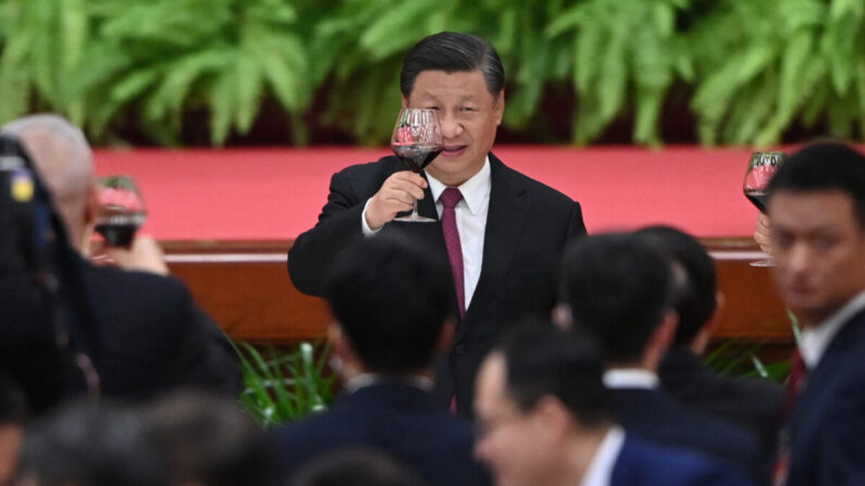 El mandatario chino Xi Jinping levanta su copa tras un discurso del primer ministro Li Keqiang en una recepción en el Gran Salón del Pueblo en Beijing el 30 de septiembre de 2021. (Greg Baker/AFP vía Getty Images)