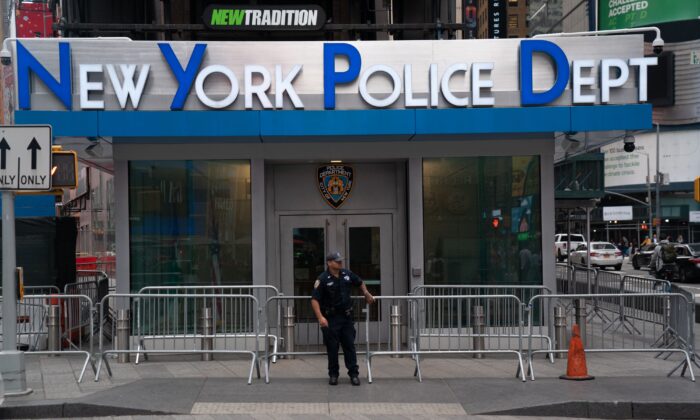 Un oficial de policía de Nueva York monta guardia frente al Departamento de Policía de Nueva York en Time Square en Nueva York, el 5 de octubre de 2021. (Bryan R. Smith/AFP a través de Getty Images)