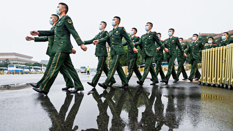 Delegados militares marchan en el Gran Salón del Pueblo en Beijing el 9 de octubre de 2021. (Noel Celis/AFP vía Getty Images)