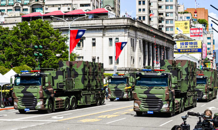 Vehículos militares taiwaneses participan en un desfile del día nacional frente al Palacio Presidencial en Taipei el 10 de octubre de 2021. (Sam Yeh/AFP vía Getty Images)